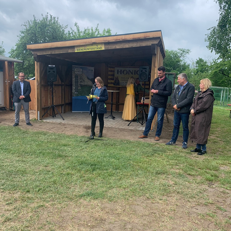 Bekanntgabe des Pilotprojektes am 2. Bienentag in Grambow durch Frau Staatssekretärin Elisabeth Aßmann